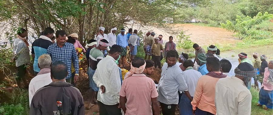 ಹರಿಹರ: ಹರಿಹರ ಹೊರವಲಯದ ಗುತ್ತೂರು ಗ್ರಾಮದಲ್ಲಿ ಸೋಮವಾರ ಮೃತ ಪರಿಶಿಷ್ಟ ಜಾತಿಯ ಮಹಿಳೆಯ ಅಂತಿಮ ಸಂಸ್ಕಾರವನ್ನು ನದಿಯ ದಿಬ್ಬದ ಪ್ರದೇಶದಲ್ಲಿ ಮಾಡಲಾಯಿತು. 