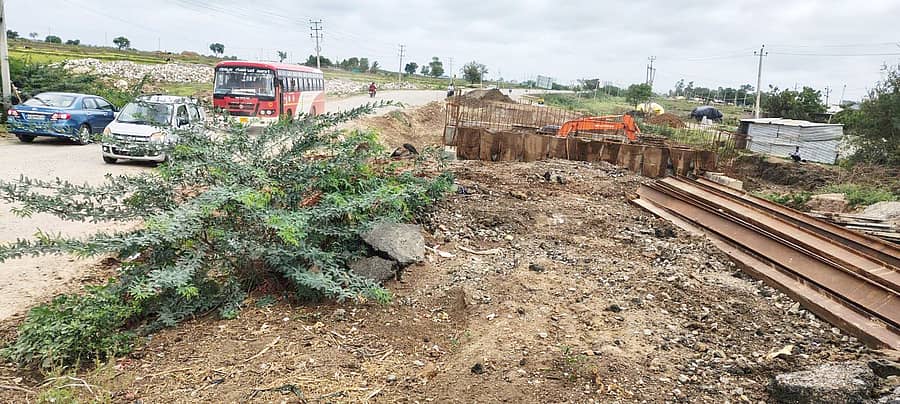 ಸಿಂಧನೂರು ನಗರದ ಹೊರವಲಯದ ಮಸ್ಕಿ ರಸ್ತೆ ಮಾರ್ಗದಲ್ಲಿ ಸೇತುವೆ ನಿರ್ಮಾಣ ಕಾಮಗಾರಿ ಮಂದಗತಿಯಲ್ಲಿ ಸಾಗುತ್ತಿರುವುದು