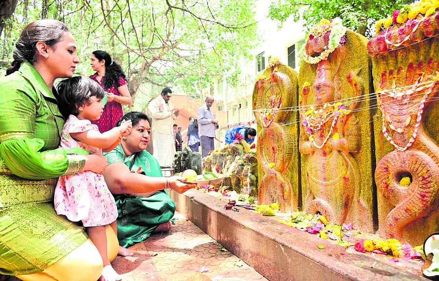 <div class="paragraphs"><p>ಭಕ್ತಾದಿಗಳು ನಾಗರಪಂಚಮಿ ಪ್ರಯುಕ್ತ ನಾಗ ಶಿಲೆಯ ಅಭಿಷೇಕ ಹಾಗೂ ಪೂಜೆ ಸಲ್ಲಿಸುತ್ತಿರುವುದು ಬೆಂಗಳೂರಿನ ವಿ ವಿ ಪುರಂನಲ್ಲಿ ಕಂಡು ಬಂತು. <br></p></div>
