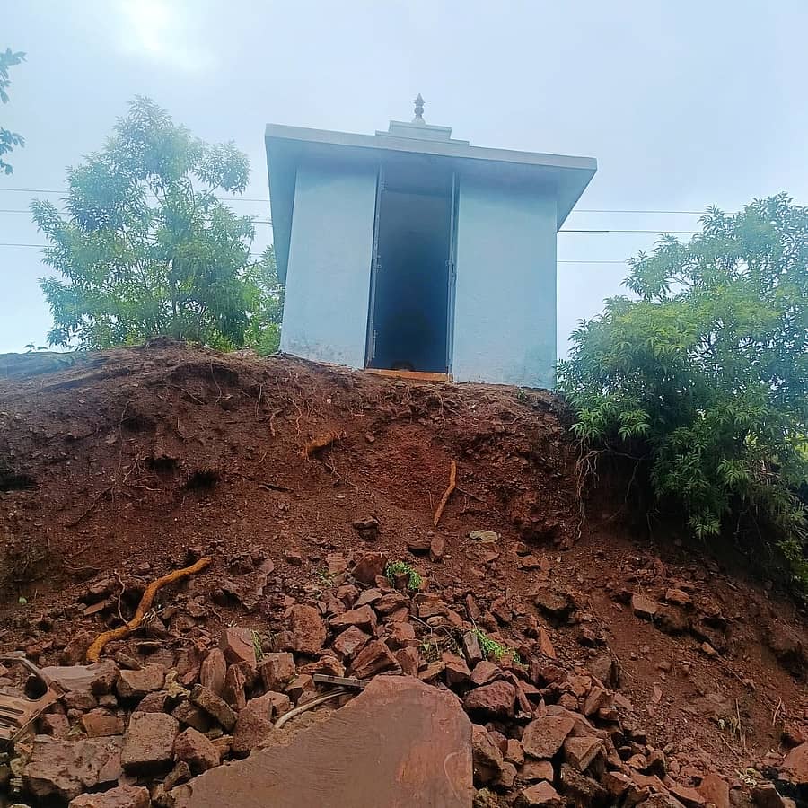 ಸಂಡೂರಿನ ಕುಮಾರಸ್ವಾಮಿ ದೇವಸ್ಥಾನದ ಬಳಿಯ ಕುಮಾರಸ್ವಾಮಿ ಪಾದಗಟ್ಟೆಯ ಗುಡಿಯ ಗುಡ್ಡವು ಕುಸಿದಿರುವುದು 
