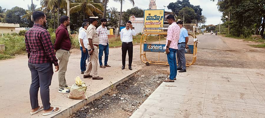 ವಿಜಯಪುರ ಪಟ್ಟಣದಲ್ಲಿ ನಡೆಯುತ್ತಿರುವ ರಸ್ತೆ ನಿರ್ಮಾಣ ಕಾಮಗಾರಿಯನ್ನು ಲೋಕಾಯುಕ್ತ ಅಧಿಕಾರಿ ಹಾಲಪ್ಪ ಬಾಲದಂಡಿ ನೇತೃತ್ವದ ತಂಡ ಸ್ಥಳಕ್ಕೆ ಭೇಟಿ ನೀಡಿ ಕಾಮಗಾರಿ ಪರಿಶೀಲಿಸಿದರು. 