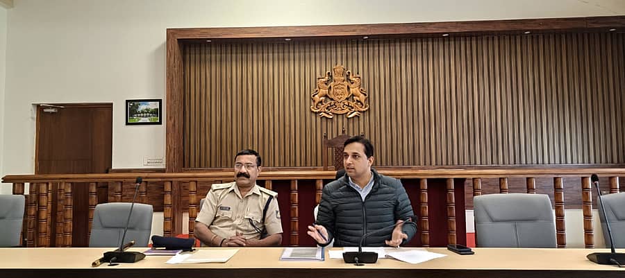 <div class="paragraphs"><p>ಮಡಿಕೇರಿಯಲ್ಲಿ ಸೋಮವಾರ ಜಿಲ್ಲಾ ರಸ್ತೆ ಸುರಕ್ಷತಾ ಸಮಿತಿ ಸಭೆ ನಡೆಸಿದ ಜಿಲ್ಲಾಧಿಕಾರಿ ವೆಂಕಟ್ ರಾಜಾ ಅಧಿಕಾರಿಗಳಿಗೆ ಸೂಚನೆ ನೀಡಿದರು</p></div>