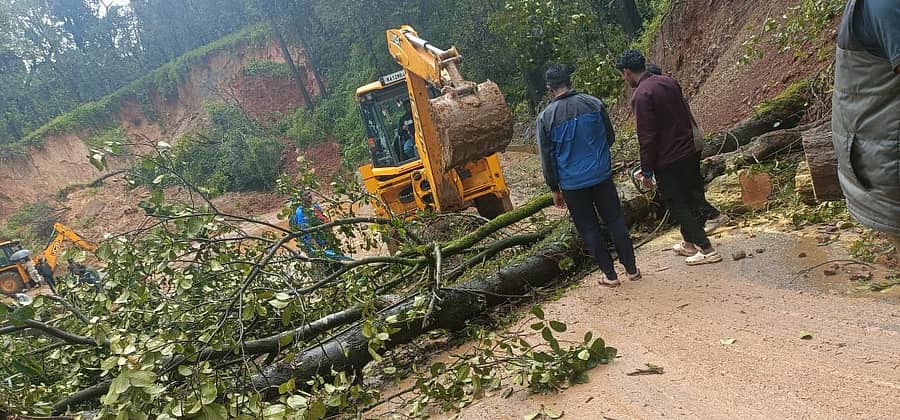 ಸೋಮವಾರಪೇಟೆ ತಾಲ್ಲೂಕಿನ ಶಾಂತಳ್ಳಿ ಬಳಿ ರಸ್ತೆಗೆ ಬಿದ್ದ ಮರವನ್ನು ತೆರವುಗೊಳಿಸಲಾಯಿತು