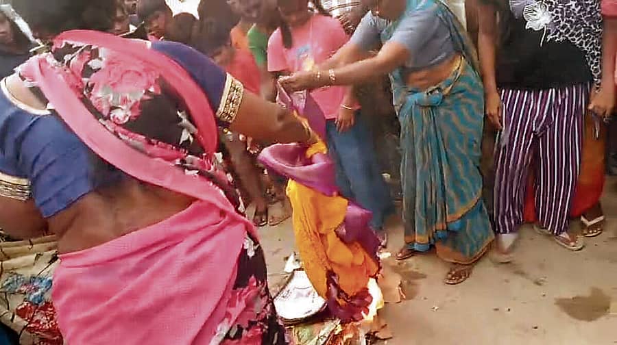 ಗೌರಿಬಿದನೂರು ತಾಲ್ಲೂಕಿನ ವಾಟದಹೊಸಹಳ್ಳಿ ಗ್ರಾಮದಲ್ಲಿ ಬಾಗಿನದ ಸೀರೆಗೆ ಬೆಂಕಿ ಹಚ್ಚುತ್ತಿರುವುದು