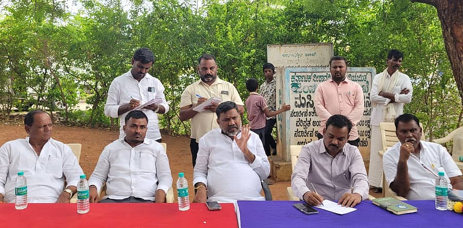 ಮಾರಲದಿನ್ನಿಯ ಮಸ್ಕಿ ಜಲಾಶಯದಲ್ಲಿ ಸೋಮವಾರ ನಡೆದ ನಾಲ್ಕು ಗ್ರಾಮ ಪಂಚಾಯಿತಿಗಳ ಅಭಿವೃದ್ಧಿ ಪರಿಶೀಲನಾ ಸಭೆಯಲ್ಲಿ ಶಾಸಕ ಆರ್. ಬಸನಗೌಡ ತುರ್ವಿಹಾಳ ಮಾತನಾಡಿದರು