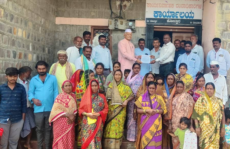 ಕೊಲ್ಹಾರ :ಪಟ್ಟಣದ ಯುಕೆಪಿ ಹತ್ತಿರ ವಾರ್ಡ ನಂ.17 ಕ ಸ ನಂ 236ರಲ್ಲಿ ಕಟ್ಟಿಸಿರುವ ಮನೆ ತೆರವುಗೊಳಿಸಲು ನೀಡಿರುವ ನೋಟೀಸನ್ನು ಹಿಂಪಡೆಯಲು ಸಂಬಂಧಪಟ್ಟ ಅಧಿಕಾರಿಗಳಿಗೆ ಆದೇಶ ಮಾಡುವಂತೆ ಪಟ್ಟಣದ ನಿವಾಸಿಗಳು ಮತ್ತು ಮಾಜಿ ಸಚಿವ ಎಸ್ ಕೆ ಬೆಳ್ಳುಬ್ಬಿ ನೇತೃತ್ವದಲ್ಲಿ ತಹಶೀಲ್ದಾರ ಎಸ್ ಎಚ್ ಅರಕೇರಿ ರವರಿಗೆ ಸೋಮವಾರ ಮನವಿಯನ್ನು ಸಲ್ಲಿಸಲಾಯಿತು.