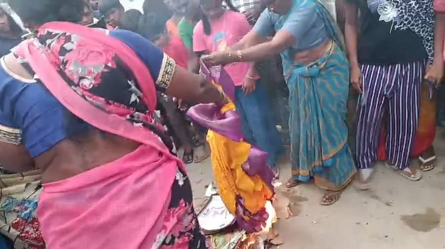 ಗೌರಿಬಿದನೂರು ತಾಲ್ಲೂಕಿನ ವಾಟದಹೊಸಹಳ್ಳಿ ಗ್ರಾಮದಲ್ಲಿ ಬಾಗಿನದ ಸೀರೆಗೆ ಬೆಂಕಿ ಹಚ್ಚುತ್ತಿರುವುದು