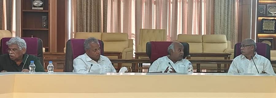 ವಿಜಯಪುರ ನಗರದ ಡಿಸಿಸಿ ಬ್ಯಾಂಕಿನಲ್ಲಿ ನಡೆದ ರಾಷ್ಟ್ರೀಯ ದ್ರಾಕ್ಷಿ ಬೆಳೆಗಾರರ ಮಹಾಮಂಡಳದ ಪ್ರತಿನಿಧಿಗಳ ಸಭೆಯಲ್ಲಿ ಕೃಷಿ ಮಾರುಕಟ್ಟೆ ಸಚಿವ ಶಿವಾನಂದ ಪಾಟೀಲ ಮಾತನಾಡಿದರು 