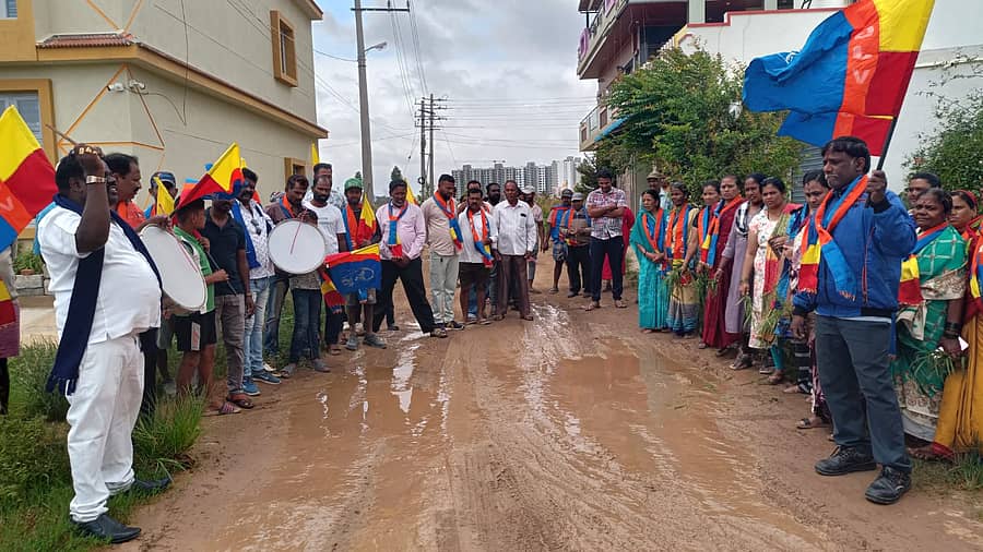 ಆನೇಕಲ್‌ ತಾಲ್ಲೂಕಿನ ನೆರಳೂರು ಗ್ರಾಮ ಪಂಚಾಯಿತಿ ವ್ಯಾಪ್ತಿಯ ರಾಘವನಗರ ಗುಡ್ಡಹಟ್ಟಿ ಸಂಪರ್ಕ ರಸ್ತೆ ಅಭಿವೃದ್ಧಿಗೆ ಒತ್ತಾಯಿಸಿ ಸ್ಥಳೀಯರು ತಮಟೆ ಚಳವಳಿ ನಡೆಸಿ ಪ್ರತಿಭಟನೆ ನಡೆಸಿದರು