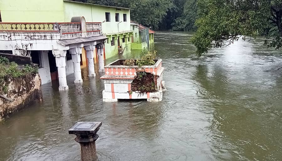 ಶ್ರೀರಂಗಪಟ್ಟಣ ತಾಲ್ಲೂಕಿನ ಕೆಆರ್ಎಸ್ ಜಲಾಶಯದಿಂದ ನೀರು ಹೊರಗೆ ಬಿಡುಗಡೆ ಮಾಡಲಾಗಿದ್ದು, ಪಟ್ಟಣದ ಪಶ್ಚಿಮವಾಹಿನಿ ಬಳಿ ದೇವಾಲಯ ಮತ್ತು ಮಂಟಪ ಭಾಗಶಃ ಮುಳುಗಿವೆ