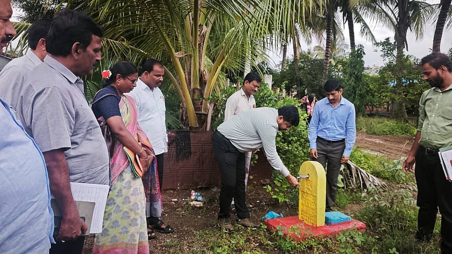 ವಿಜಯಪುರ ಜಿಲ್ಲೆಯ ವಿವಿಧ ಗ್ರಾಮಗಳಿಗೆ ಭೇಟಿ ನೀಡಿದ ಜಿಲ್ಲಾ ಪಂಚಾಯಿತಿ ಮುಖ್ಯ ಕಾರ್ಯನಿರ್ವಾಹಕ ಅಧಿಕಾರಿ ರಿಷಿ ಆನಂದ್‌, ಜಲ ಜೀವನ್ ಮಿಷನ್ ಯೋಜನೆಯಡಿ ಮನೆ ಮನೆಗೆ  ನಳ ಸಂಪರ್ಕ ಕಾಮಗಾರಿ ಪರಿಶೀಲಿಸಿದರು 