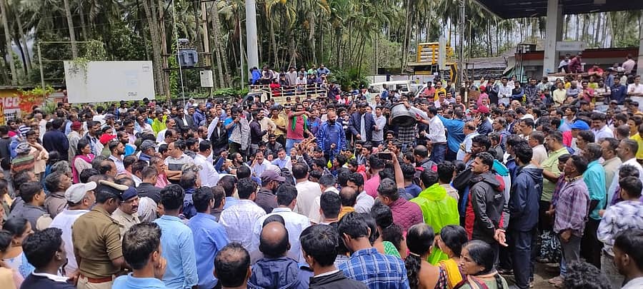 ಬಾಳೆಹೊನ್ನೂರಿನಲ್ಲಿ ಚಿಕ್ಕಮಗಳೂರು-ಶೃಂಗೇರಿ ರಾಜ್ಯ ಹೆದ್ದಾರಿಯಲ್ಲಿ ವಾಹನ ಸಂಚಾರ ತಡೆದು ಸ್ಥಳೀಯರು  ಪ್ರತಿಭಟನೆ ನಡೆಸಿದರು