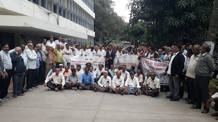 ನಗರದ ಭವಿಷ್ಯ ನಿಧಿ ಪ್ರಾದೇಶಿಕ ಆಯುಕ್ತರ ಕಚೇರಿ ಎದುರು ಸೋಮವಾರ ಇಪಿಎಸ್‌–95 ಬಿಎಂಟಿಸಿ, ಕೆಎಸ್‌ಆರ್‌ಟಿಸಿ ನಿವೃತ್ತ ನೌಕರರ ಸಂಘದ ವತಿಯಿಂದ ಪ್ರತಿಭಟನೆ ನಡೆಸಲಾಯಿತು.
