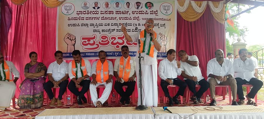 ಪ್ರತಿಭಟನೆಯಲ್ಲಿ ವಿಧಾನ ಪರಿಷತ್‌ ಸದಸ್ಯ ಪ್ರತಾಪ್‌ ಸಿಂಹ ನಾಯಕ್‌ ಮಾತನಾಡಿದರು