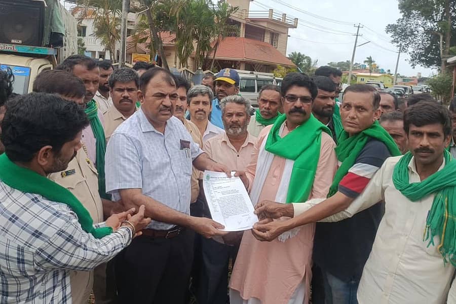 ಸಾಗರದಲ್ಲಿ ರೈತ ಸಂಘದ ಕಾರ್ಯಕರ್ತರು ಅರಣ್ಯ ಇಲಾಖೆ ಅಧಿಕಾರಿಗೆ ಮನವಿ ಸಲ್ಲಿಸಿದರು