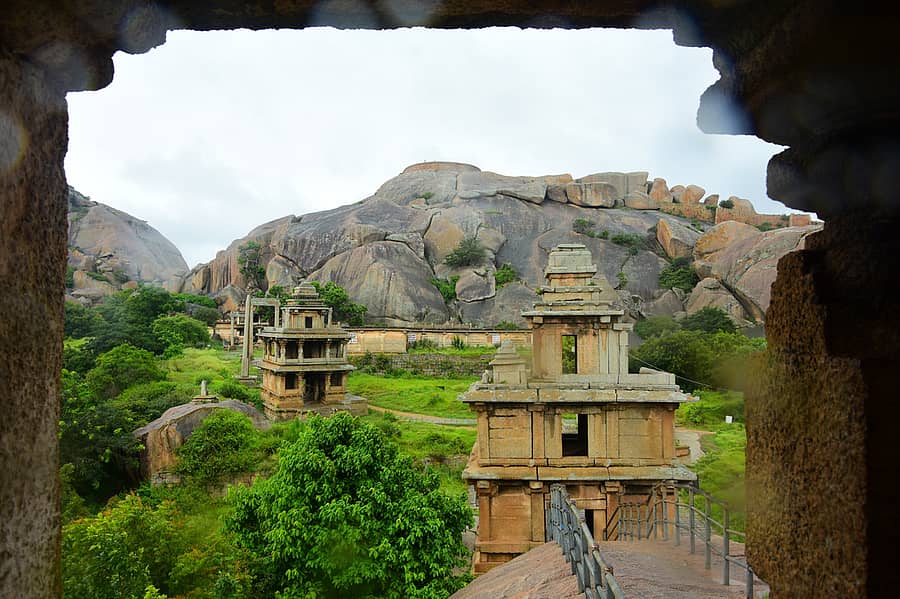 <div class="paragraphs"><p>ಚಿತ್ರದುರ್ಗದ ಕಲ್ಲಿನ ಕೋಟೆ ಆವರಣದ ಗಾಳಿಗೋಪುರದ ಕಣ್ಮನ ಸೆಳೆಯುತ್ತಿರುವುದು </p></div>