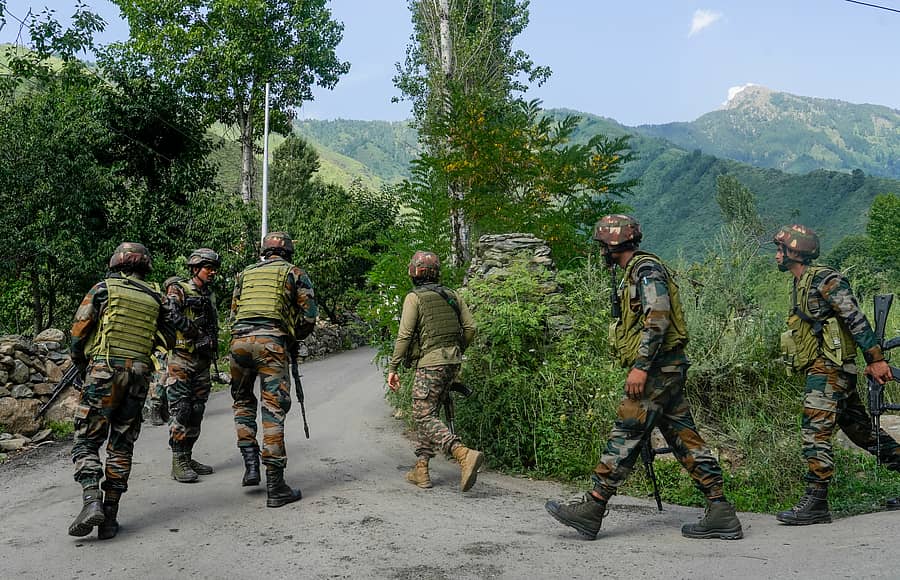 ದಾಚಿಗಾಮ್‌ನಲ್ಲಿ ಶೋಧ ಕಾರ್ಯಾಚರಣೆಯಲ್ಲಿ ನಿರತರಾಗಿರುವ ಭದ್ರತಾ ಸಿಬ್ಬಂದಿ