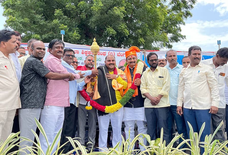 ನಿಡಗುಂದಿ ಪಟ್ಟಣದಲ್ಲಿ ತಾಲ್ಲೂಕು ಶಿಕ್ಷಕರ ಸಂಘದಿಂದ ಆಯೋಜಿಸಿದ್ದ ಅಭಿನಂದನಾ ಸಮಾರಂಭದಲ್ಲಿ ಪ್ರಾಥಮಿಕ ಶಾಲಾ ಶಿಕ್ಷಕರ ಸಂಘದ ರಾಜ್ಯ ಘಟಕದ ನೂತನ ಅಧ್ಯಕ್ಷ ಚಂದ್ರಶೇಖರ ನುಗ್ಗಲಿ ಅವರನ್ನು ಸನ್ಮಾನಿಸಲಾಯಿತು