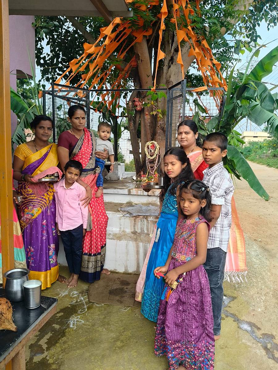 ಮುನಿರಾಬಾದ್ ಸಮೀಪ ಹೊಸ ಲಿಂಗಾಪುರ ಗ್ರಾಮದ ಮಹಿಳೆಯರು ನಾಗರ ಪಂಚಮಿ ಅಂಗವಾಗಿ ಸೋಮವಾರ ನಾಗರಕಟ್ಟೆಗೆ ಹಾಲೆರೆದು ಪೂಜಿಸಿದರು