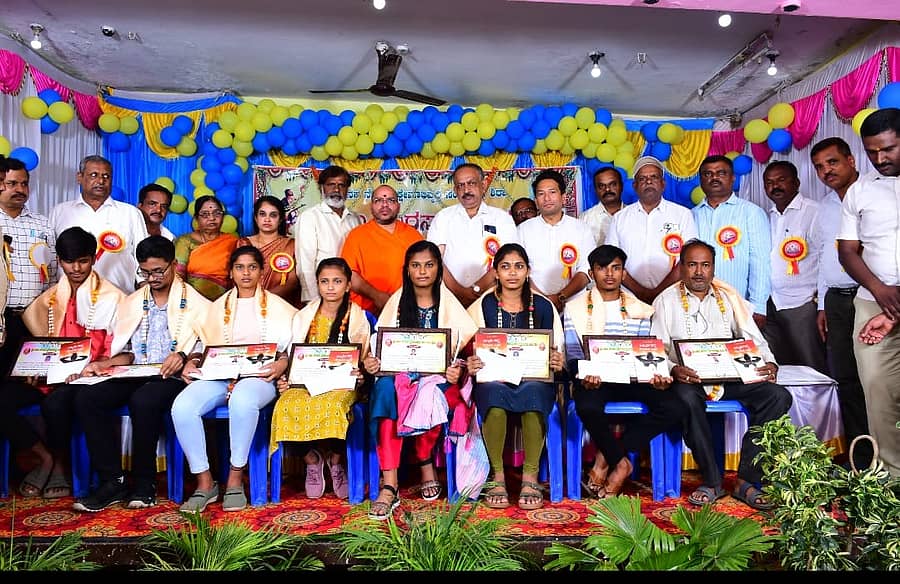 ಶಿರಾದಲ್ಲಿ ಕನಕ ನೌಕರರ ಕ್ಷೇಮಾಭಿವೃದ್ಧಿ ಸಂಘದಿಂದ ಉತ್ತಮ ಸಾಧನೆ ಮಾಡಿದ ವಿದ್ಯಾರ್ಥಿಗಳಿಗೆ ಪ್ರತಿಭಾ ಪುರಸ್ಕಾರ ನೀಡಿ ಗೌರವಿಸಲಾಯಿತು