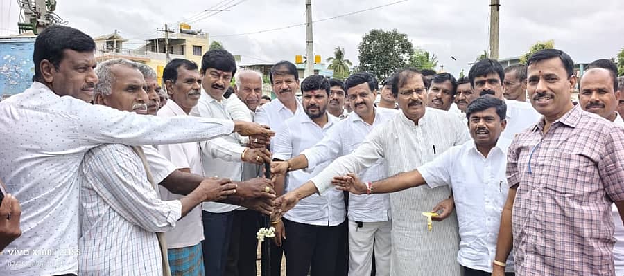 ಕೋಲಾರ ತಾಲ್ಲೂಕಿನ ವೇಮಗಲ್‌ನ ಹೋಬಳಿಯ ವಿವಿಧೆಡೆ ಅಭಿವೃದ್ಧಿ ಕಾಮಗಾರಿಗಳಿಗೆ ಶಾಸಕ ಕೊತ್ತೂರು ಜಿ.ಮಂಜುನಾಥ್ ಸೋಮವಾರ ಚಾಲನೆ ನೀಡಿದರು
