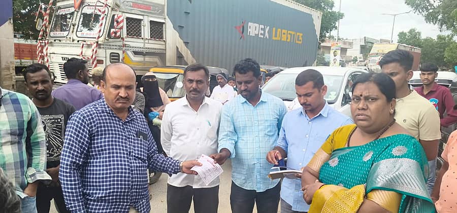 ರಸ್ತೆ ಮೇಲೆ ಕಸ ಹಾಕಿದ್ದ ಪಿಡಬ್ಲ್ಯೂಡಿ ಅಧಿಕಾರಿಗೆ ತರಾಟೆಗೆ ತೆಗೆದುಕೊಂಡ ನಗರಸಭೆ ಅಧ್ಯಕ್ಷೆ ಲಲಿತಾ ಮೌಲಾಲಿ ಅನಪುರ ಅವರು ಅಧಿಕಾರಿಗೆ ದಂಡ ಹಾಕಿ ಮತ್ತೊಮ್ಮೆ ಕಸ ರಸ್ತೆ ಮೇಲೆ ಹಾಕದಂತೆ ಎಚ್ಚರಿಕೆ ನೀಡಿದರು