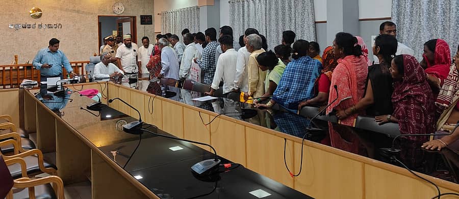 ಕಲಬುರಗಿ ಜಿಲ್ಲಾಧಿಕಾರಿ ಕಚೇರಿ ಸಭಾಂಗಣದಲ್ಲಿ ಜಿಲ್ಲಾ ಉಸ್ತುವಾರಿ ಸಚಿವ ಪ್ರಿಯಾಂಕ್ ಖರ್ಗೆ ಅವರು ಸೋಮವಾರ ಸಾರ್ವಜನಿಕರ ಕುಂದುಕೊರತೆಗಳನ್ನು ಆಲಿಸಿ, ಸಂಬಂಧಿಸಿದ ಅಧಿಕಾರಿಗಳೊಂದಿಗೆ ಮಾತನಾಡಿ ಪರಿಹಾರ ಸೂಚಿಸಿದರು