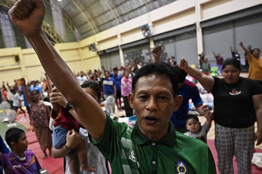 ಥಾಯ್ ಗಡಿ ಪ್ರದೇಶದ ಸುರಿನ್ನ ಆಶ್ರಯ ಕೇಂದ್ರಕ್ಕೆ ಸ್ಥಳಾಂತರಗೊಂಡ ಜನರು ರಾಷ್ಟ್ರಗೀತೆ ಹಾಡಿದರು –ಎಎಫ್ಪಿ ಚಿತ್ರ