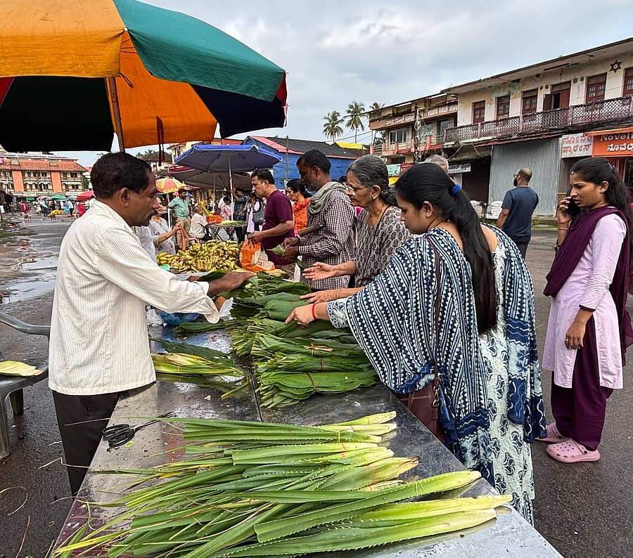 ನಾಗರ ಪಂಚಮಿ ಅಂಗವಾಗಿ ನಗರದ ರಥಬೀದಿಯಲ್ಲಿ ಅರಸಿನ ಎಲೆ, ಕೇದಗೆ ಮಾರಾಟ ನಡೆಯಿತು