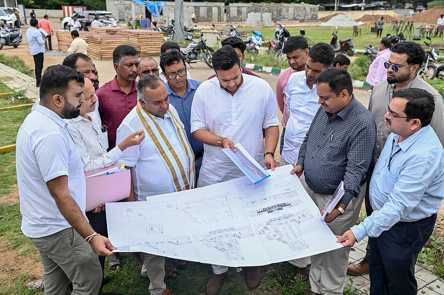 ಮೈಸೂರಿನ ದಸರಾ ವಸ್ತುಪ್ರದರ್ಶನದ ಆವರಣದಲ್ಲಿ ಏಕತಾಮಾಲ್‌ (ಯೂನಿಟಿ ಮಾಲ್‌) ಕಾಮಗಾರಿಯನ್ನು ಸೋಮವಾರ ಸಂಸದ ಯದುವೀರ್ ಕೃಷ್ಣದತ್ತ ಚಾಮರಾಜ ಒಡೆಯರ್ ವೀಕ್ಷಿಸಿದರು. ಶಾಸಕ ಟಿ.ಎಸ್. ಶ್ರೀವತ್ಸ ಜೊತೆಗಿದ್ದರು– ಪ್ರಜಾವಾಣಿ ಚಿತ್ರ