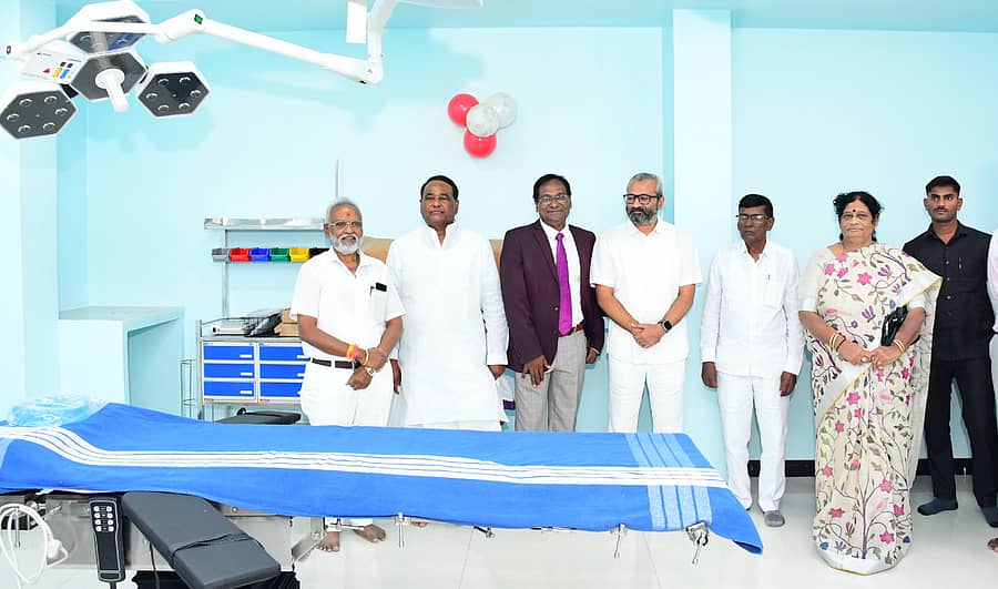 ಕಲಬುರಗಿಯ ಜವಳಿ ಕಾಂಪ್ಲೆಕ್ಸ್‌ನಲ್ಲಿ ನೂತನವಾಗಿ ಆರಂಭಗೊಂಡ ಹರಿದಾಸ ಹಾರ್ಟ್ ಹಾಸ್ಪಿಟಲ್ ಅನ್ನು ಸೋಮವಾರ ಗಣ್ಯರು ಉದ್ಘಾಟಿಸಿದರು. ವಿಧಾನ ಪರಿಷತ್ ಸದಸ್ಯ ತಿಪ್ಪಣ್ಣ ಕಮಕನೂರ ಸೇರಿ ಹಲವರು ಪಾಲ್ಗೊಂಡಿದ್ದರು