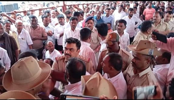 ಬಿಜೆಪಿ ಮತ್ತು ಕಾಂಗ್ರೆಸ್ ಕಾರ್ಯಕರ್ತರು ಜಮಾವಣೆಗೊಂಡಿರುವುದು