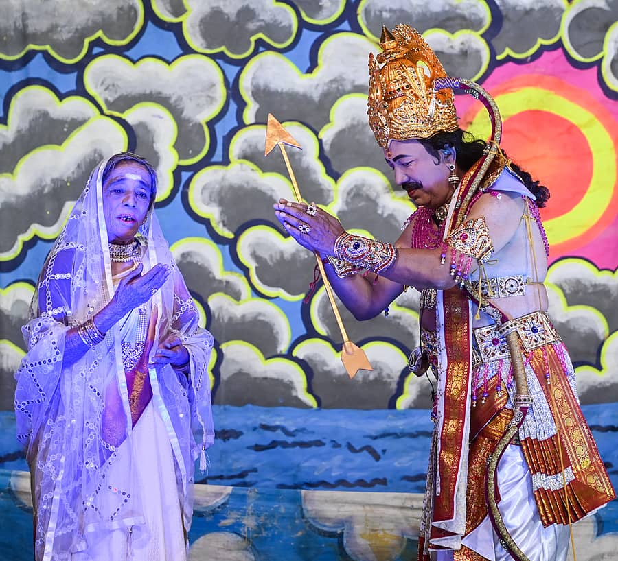 <div class="paragraphs"><p>ಮೈಸೂರಿನ ಪುರಭವನದಲ್ಲಿ ಸೋಮವಾರ ನಡೆದ ಪೌರಾಣಿಕ ರಂಗ ಸಂಭ್ರಮದಲ್ಲಿ ‘ರಂಗ ಚಾವಡಿ’ ತಂಡದ ‘ಕುರುಕ್ಷೇತ್ರ’ ನಾಟಕದಲ್ಲಿ ಕರ್ಣ&nbsp;ಪಾತ್ರಧಾರಿ ಸಂಗಾಪುರ ನಾಗರಾಜು, ಕುಂತಿ ಪಾತ್ರದಲ್ಲಿ ಕಲಾವಿದೆ ಸರೋಜಿನಿ</p></div>