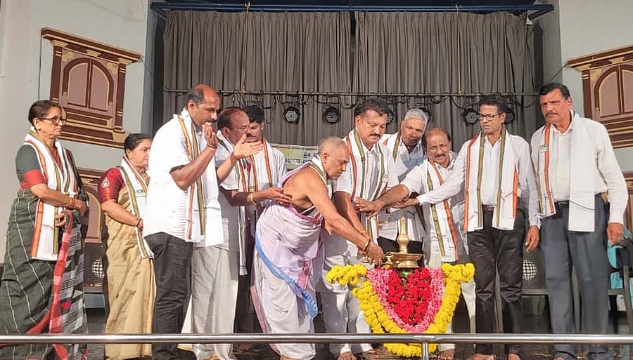 ವಿದ್ಯಾರ್ಥಿಗಳಿಗೆ ಪ್ರತಿಭಾ ಪುರಸ್ಕಾರ ಕಾರ್ಯಕ್ರಮವನ್ನು ಎರ್ಮಾಳು ಜನಾರ್ದನ ದೇವಳದ ಅರ್ಚಕ ವಿಷ್ಣುಮೂರ್ತಿ ಭಟ್ ಉದ್ಘಾಟಿಸಿದರು