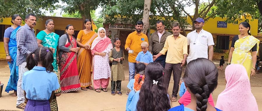 ಹಿರಿಯೂರಿನ ಕೂನಿಕೆರೆ ಗ್ರಾಮದ ಸರ್ಕಾರಿ ಹಿರಿಯ ಪ್ರಾಥಮಿಕ ಶಾಲೆಯಲ್ಲಿ ಮಂಗಳವಾರ ನಾಗರಪಂಚಮಿ ಪ್ರಯುಕ್ತ ವಿದ್ಯಾರ್ಥಿಗಳಿಗೆ ಹಾಲು ವಿತರಿಸಿದರು