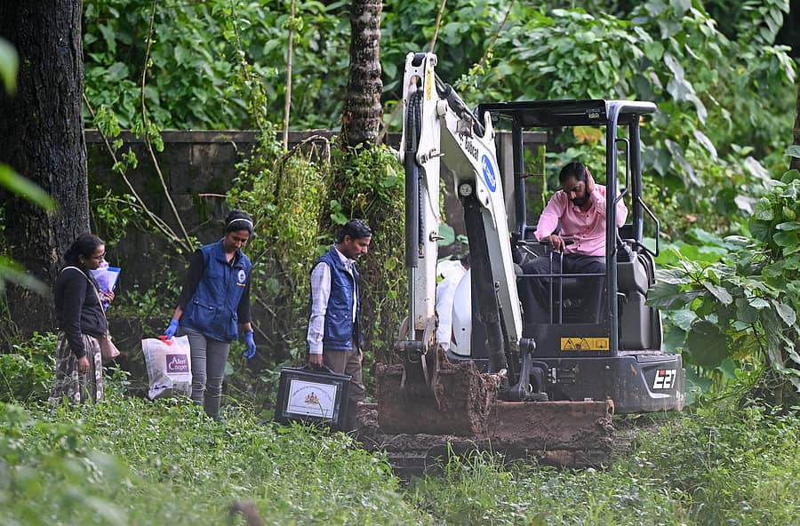 <div class="paragraphs"><p>ಧರ್ಮಸ್ಥಳ ಪೊಲೀಸ್ ಠಾಣಾ ವ್ಯಾಪ್ತಿಯಲ್ಲಿ ಮೃತದೇಹಗಳನ್ನು ಹೂತುಹಾಕಿಲಾಗಿದೆ ಎನ್ನಲಾದ ಪ್ರಕರಣದ ಸಾಕ್ಷಿ ದೂರುದಾರ ನೇತ್ರಾವತಿ ಸ್ನಾನಘಟ್ಟದ ಬಳಿ ಗುರುತಿಸಿದ್ದ ಸ್ಥಳ ಅಗೆಯಲು ಎಸ್ಐಟಿ ಅಧಿಕಾರಿಗಳು  ಮಂಗಳವಾರ ಯಂತ್ರ ಬಳಸಿದರು </p></div>