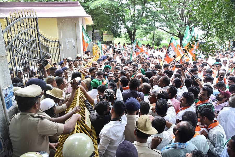 ‘ರಾಜ್ಯದಲ್ಲಿ ಗೊಬ್ಬರದ ಅಭಾವವಿದೆ’ ಎಂದು ಆರೋಪಿಸಿ ಹಾವೇರಿ ಜಿಲ್ಲಾಧಿಕಾರಿ ಕಚೇರಿಗೆ ಮುತ್ತಿಗೆ ಹಾಕಲು ಯತ್ನಿಸಿದ ಬಿಜೆಪಿ ಕಾರ್ಯಕರ್ತರನ್ನು ಪ್ರವೇಶ ದ್ವಾರದ ಬಳಿಯೇ ಪೊಲೀಸರು ತಡೆದು ನಿಲ್ಲಿಸಿದರು