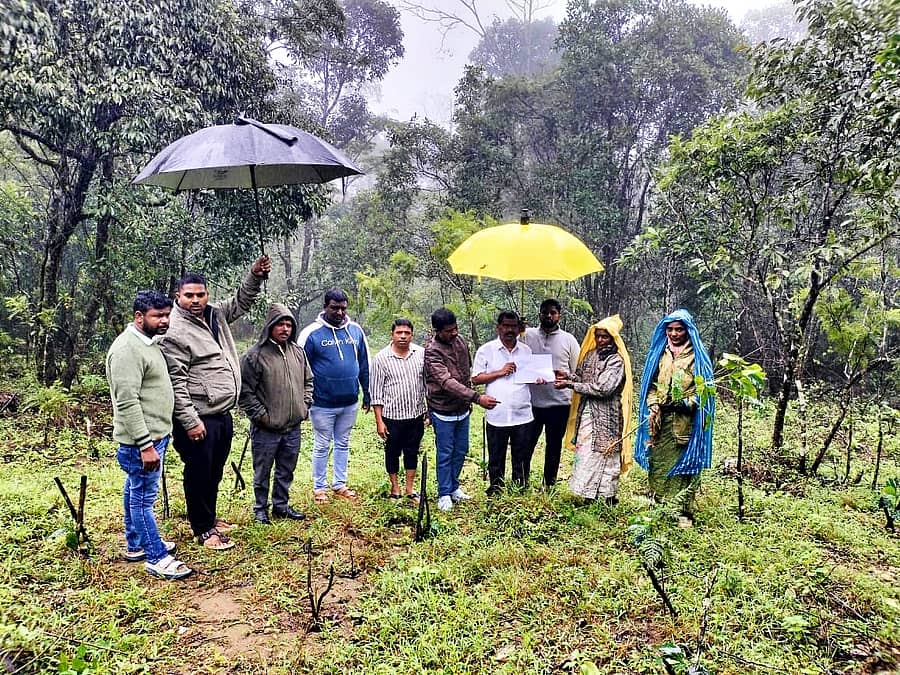 ಆವತಿ ಹೊಸಳ್ಳಿ ಗ್ರಾಮದ ರೈತ ಮಹಿಳೆ ಜಮೀನಿನಲ್ಲಿ ಅರಣ್ಯ ಸಿಬ್ಬಂದಿ ಗಿಡಗಳನ್ನು ಕಿತ್ತು ಹಾಕಿದ್ದ ಹಿನ್ನೆಲೆ ಮಾಜಿ ಶಾಸಕ ಕುಮಾರಸ್ವಾಮಿ ಭೇಟಿ ನೀಡಿ ಪರಿಶೀಲನೆ ನಡೆಸಿದರು