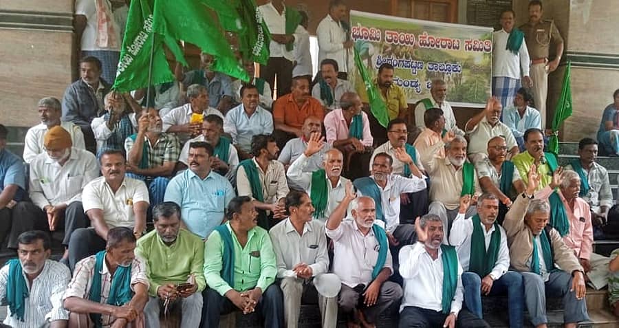 ನಾಲ್ವಡಿ ಕೃಷ್ಣರಾಜ ಒಡೆಯರ್‌ ಬಗ್ಗೆ ವಿಧಾನ ಪರಿಷತ್‌ ಸದಸ್ಯ ಯತೀಂದ್ರ ಸಿದ್ದರಾಮಯ್ಯ ಲಘುವಾಗಿ ಮಾತನಾಡಿರುವುದನ್ನು ಖಂಡಿಸಿ ಭೂಮಿತಾಯಿ ಹೋರಾಟ ಸಮಿತಿ ರೈತರು ಶ್ರೀರಂಗಪಟ್ಟಣದ ಮಿನಿ ವಿಧಾನಸೌಧದ ಎದುರು ಮಂಗಳವಾರ ಪ್ರತಿಭಟನೆ ನಡೆಸಿದರು