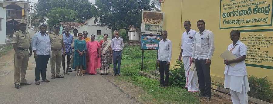 ಚಾಮರಾಜನಗರ ತಾಲ್ಲೂಕಿನ ಬೇವಿನತಾಳಪುರ ಗ್ರಾಮಕ್ಕೆ ಭೇಟಿನೀಡಿದ ಅಧಿಕಾರಿಗಳ ತಂಡ ತಂಬಾಕು ಮುಕ್ತ ಗ್ರಾಮವನ್ನಾಗಿ ಘೋಷಣೆ ಮಾಡಲು ಮಾನದಂಡಗಳನ್ನು ಪರಿಶೀಲಿಸಿತು