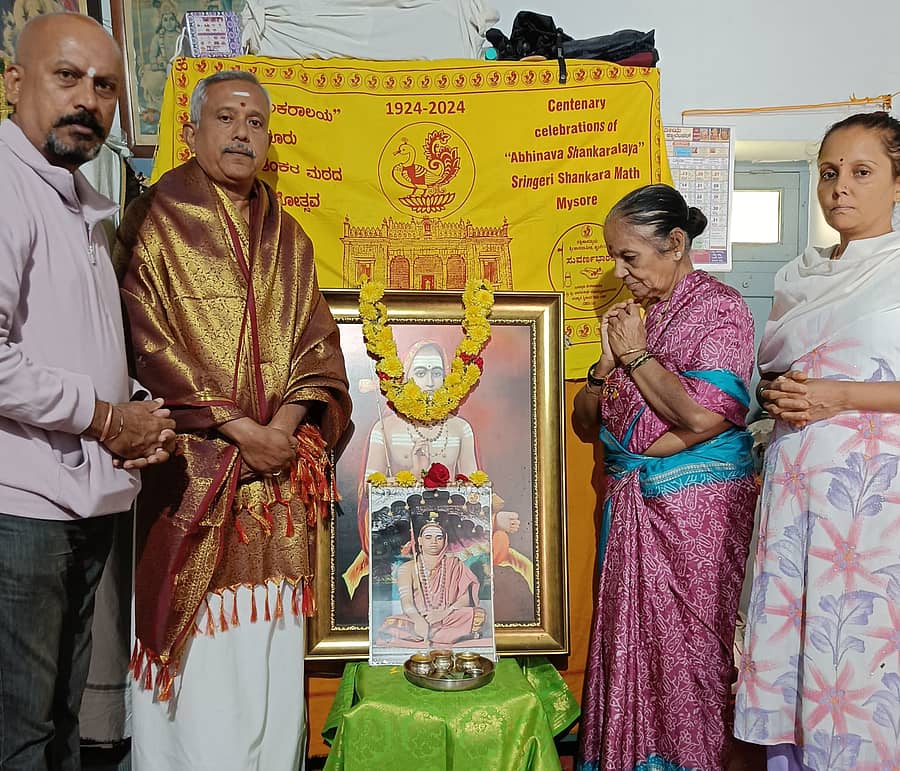 ಚಾಮರಾಜನಗರದ ಋಗ್ವೇದಿ ಕುಟೀರದಲ್ಲಿ ಶ್ರೀಶಂಕರ ಅಭಿಯಾನ, ಋಗ್ವೇದಿ ಯೂತ್ ಕ್ಲಬ್, ಶಾರದಾ ಭಜನಾ ಮಂಡಳಿ ಸಹಯೋಗದಲ್ಲಿ ಶೃಂಗೇರಿಯ ವಿಧುಶೇಖರ ಭಾರತಿ ಸ್ವಾಮೀಜಿಗಳ ವರ್ಧಂತಿ ಕಾರ್ಯಕ್ರಮದಲ್ಲಿ ಶೃಂಗೇರಿ ಗುರುಪರಂಪರೆ ಕುರಿತು ಉಪನ್ಯಾಸ ಕಾರ್ಯಕ್ರಮ ನಡೆಯಿತು