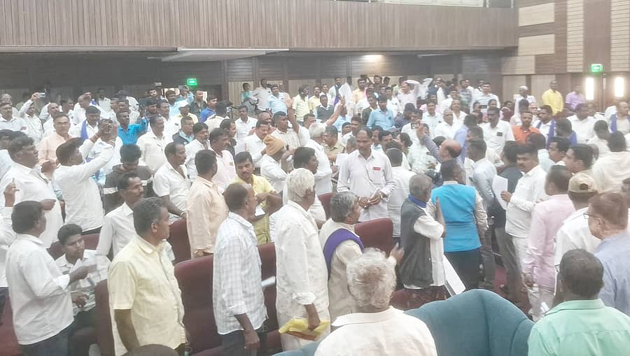 ತುಮಕೂರಿನಲ್ಲಿ ಮಂಗಳವಾರ ನಡೆದ ಪರಿಶಿಷ್ಟ ಸಮುದಾಯದ ಕುಂದುಕೊರತೆ ಸಭೆ ಬಹಿಷ್ಕರಿಸಲು ಮುಂದಾದ ಮುಖಂಡರು