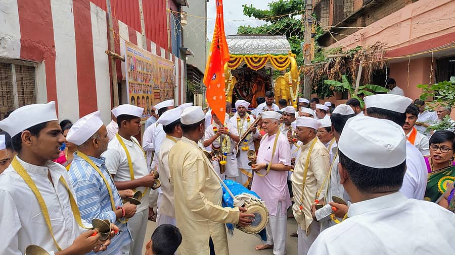 ರಾಮನಗರದ ಭಾವಸಾರ ಕ್ಷತ್ರಿಯ ಸಮಾಜದಿಂದ ಪಾಂಡುರಂಗ ಹಾಗೂ ರುಕ್ಮಿಣಿಯ ಎರಡನೇ ವರ್ಷದ ದಿಂಡಿ ಮಹೋತ್ಸವದ ಪ್ರಯುಕ್ತ ದೇವರ ಮೂರ್ತಿಗಳನ್ನು ಪ್ರಮುಖ ರಸ್ತೆಗಳಲ್ಲಿ ಮೆರವಣಿಗೆ ಮಾಡಲಾಯಿತು