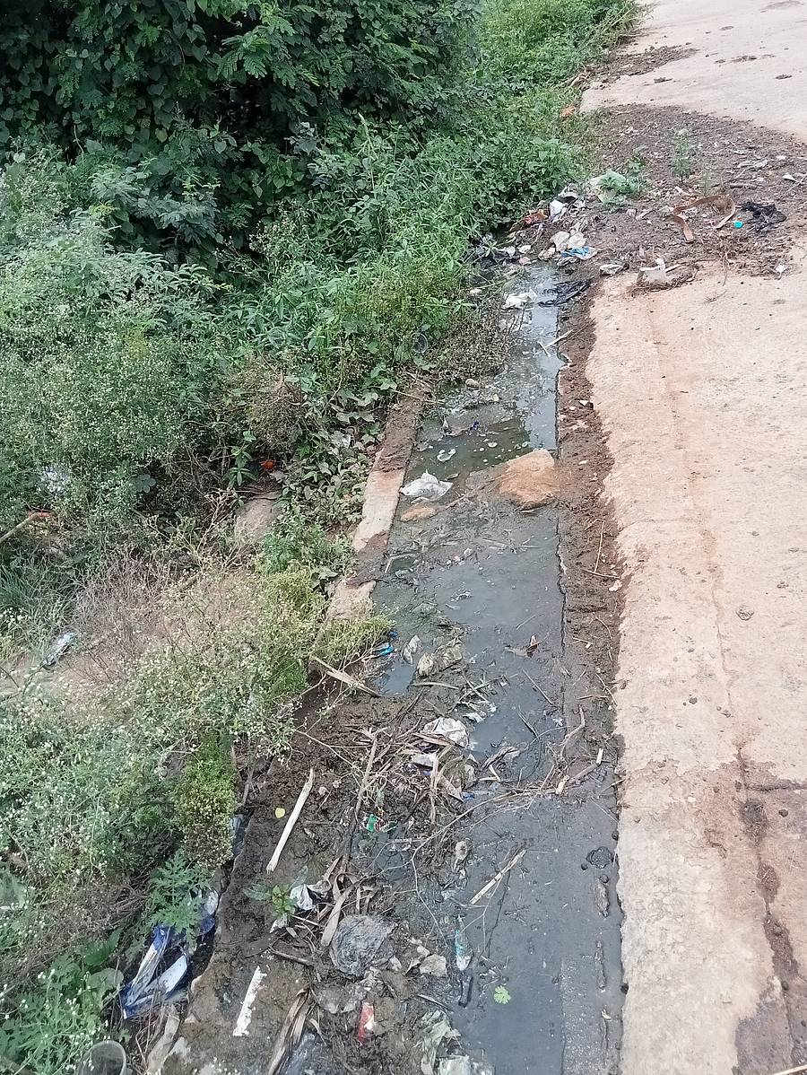 ಸಂತೇಮರಹಳ್ಳಿ ಸಮೀಪದ ಹೆಗ್ಗವಾಡಿಪುರ ಗ್ರಾಮದಲ್ಲಿ ಚರಂಡಿಯೊಳಗೆ ತ್ಯಾಜ್ಯ ತುಂಬಿರುವುದು