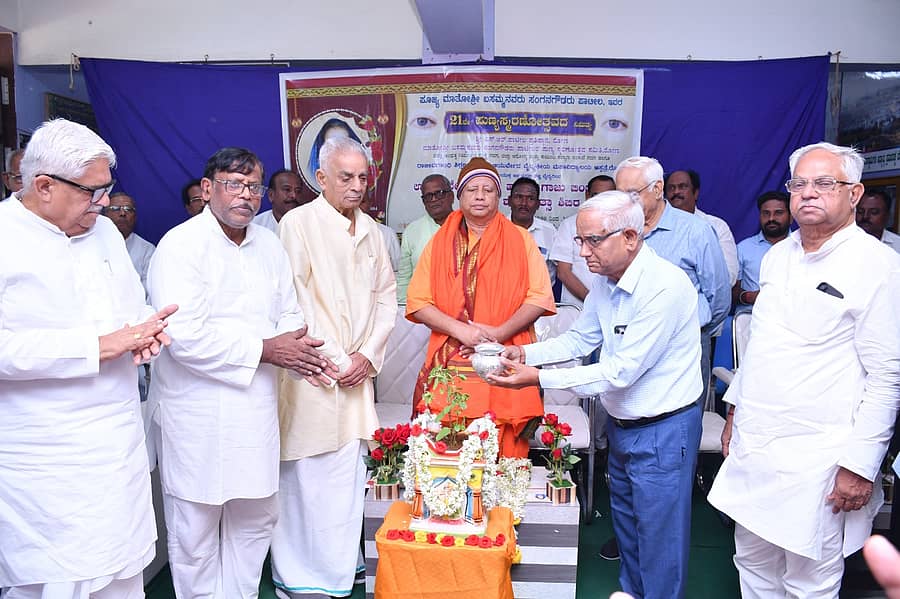 ರೋಣ ಪಟ್ಟಣದ ರಾಜೀವ್ ಗಾಂಧಿ ಆಯುರ್ವೇದ ಆಸ್ಪತ್ರೆಯಲ್ಲಿ ಉಚಿತ ನೇತ್ರ ತಪಾಸಣೆ, ಗಾಜಿನ ಬಿಂದು ಅಳವಡಿಕೆ ಹಾಗೂ ಶಸ್ತ್ರ ಚಿಕಿತ್ಸಾ ಶಿಬಿರವನ್ನು ಸೋಮವಾರ ಗಣ್ಯರು ಉದ್ಘಾಟಿಸಿದರು