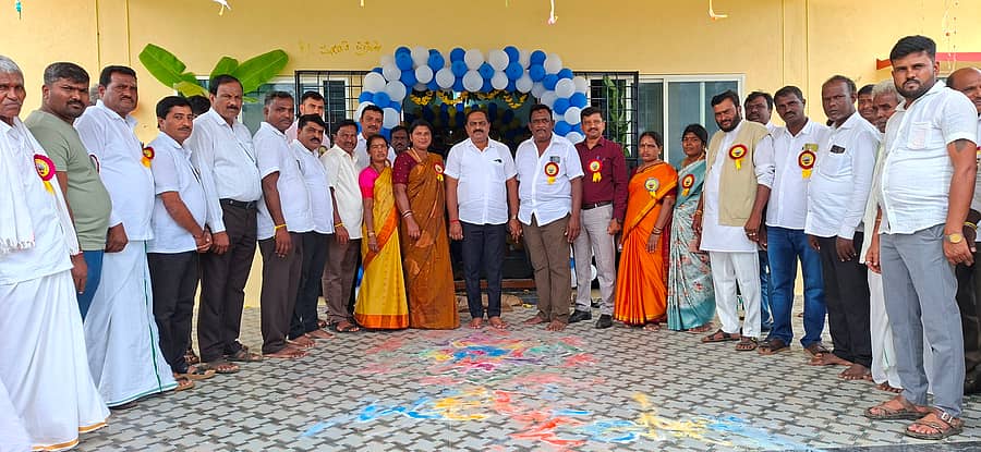 ಕಡೂರು ತಾಲೂಕು ಬಳ್ಳೇಕೆರೆ ಗ್ರಾಮ ಪಂಚಾಯಿತಿಯ ನೂತನ ಕಟ್ಟಡವನ್ನು ಶಾಸಕ ಕೆ.ಎಸ್.ಆನಂದ್ ಸೋಮವಾರ ಲೋಕಾರ್ಪಣೆ ಮಾಡಿದರು