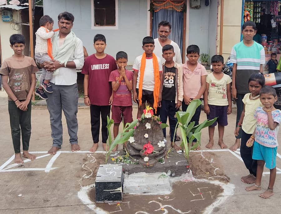 ನರಗುಂದದ ಹಾಲಭಾವಿ ಕೆರೆ ಓಣಿ ಭಕ್ತರು ಮಣ್ಣಿನ ನಾಗದೇವತೆ ನಿರ್ಮಿಸಿ ಪೂಜೆ ಸಲ್ಲಿಸಿ, ಹಾಲೆರೆದು ಸಂಭ್ರಮಿಸಿದರು 