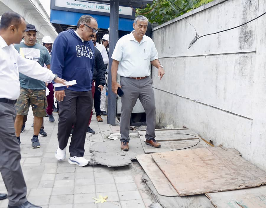 ಮಹೇಶ್ವರ್‌ ರಾವ್‌ ಅವರು ಬನ್ನೇರುಘಟ್ಟ ಮುಖ್ಯರಸ್ತೆಯಲ್ಲಿ ಪಾದಚಾರಿ ಮಾರ್ಗವನ್ನು ಪರಿಶೀಲಿಸಿದರು. ಬಸವರಾಜ ಕಬಾಡೆ ಉಪಸ್ಥಿತರಿದ್ದರು