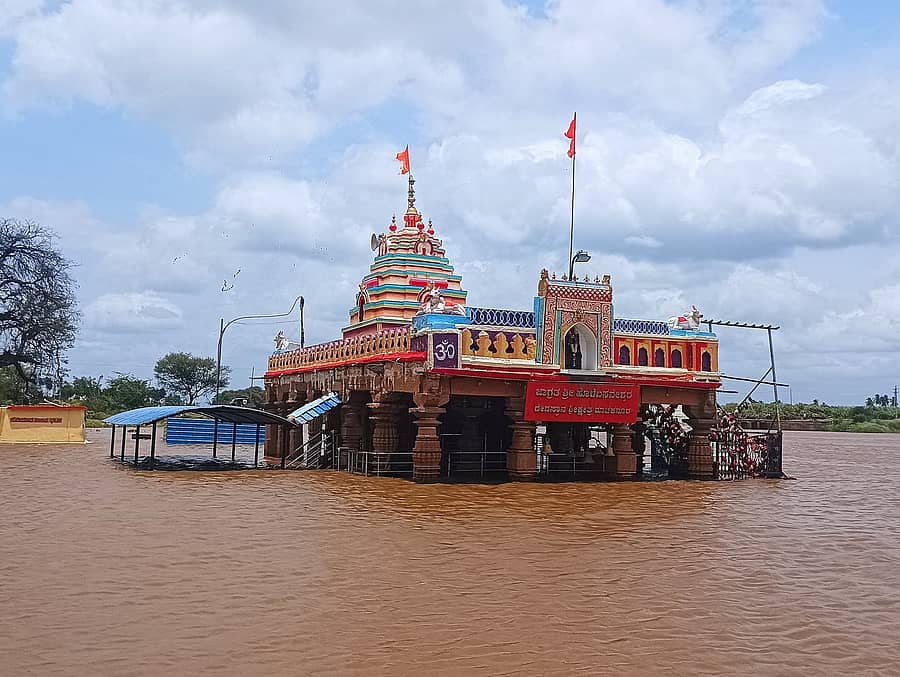 ಮುಧೋಳ ತಾಲ್ಲೂಕು ಮಾಚಕನೂರ ಗ್ರಾಮದ ಐತಿಹಾಸಿಕ ಶ್ರೀ ಹೊಳೆಬಸವೇಶ್ವರ ದೇವಸ್ಥಾನ ಘಟಪ್ರಭಾ ನದಿಯ ಪ್ರವಾಹದಿಂದ ಜಲಾವೃತ್ತವಾಗಿರುವುದು