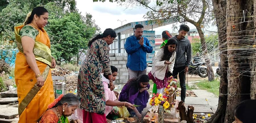 ಕೋಲಾರ ನಗರದ ಕೆಇಬಿ ಕಾಲೊನಿ ವಿದ್ಯಾಗಣಪತಿ ದೇವಾಲಯ ಆವರಣದಲ್ಲಿನ ನಾಗರಕಲ್ಲಿಗೆ ಭಕ್ತರು ಪೂಜೆ ಸಲ್ಲಿಸಿದರು